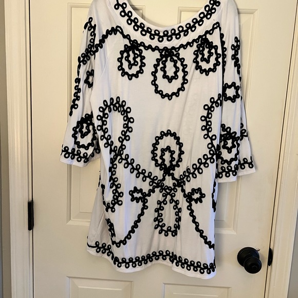 ⭐️Host Pick⭐️ Investments Women’s top White with Black size 1X - Picture 4 of 7